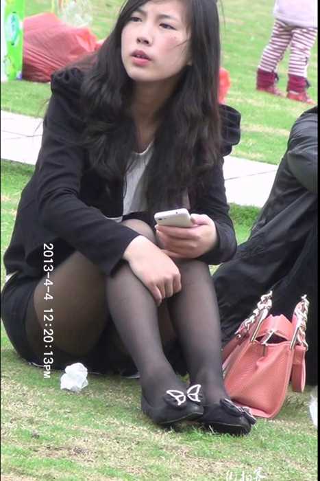 [街拍客视频]jx0163 坐草地上玩手机的黑丝短裙美眉