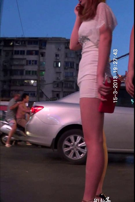 [街拍客视频]jx0323 金色高跟鞋白色超短裙美女