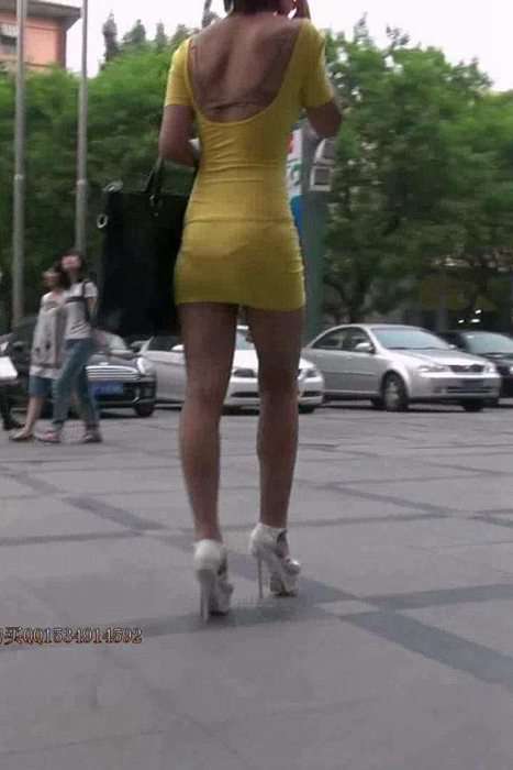 街拍视频00007骚妇穿高跟紧身裙胸罩都露出来了太