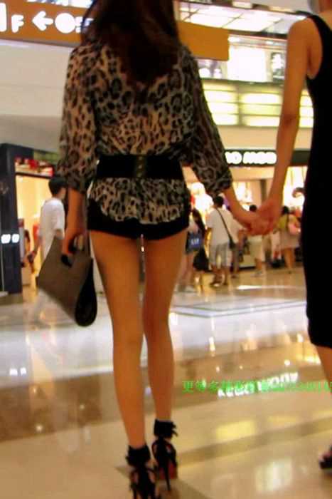 [街拍视频]00191穿豹纹上衣的性感女人
