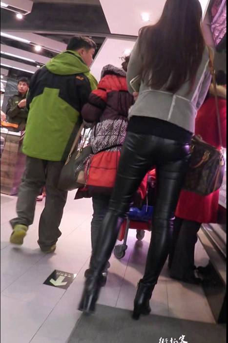 [街拍客视频]jx0142 街拍超市购物紧身皮裤美女