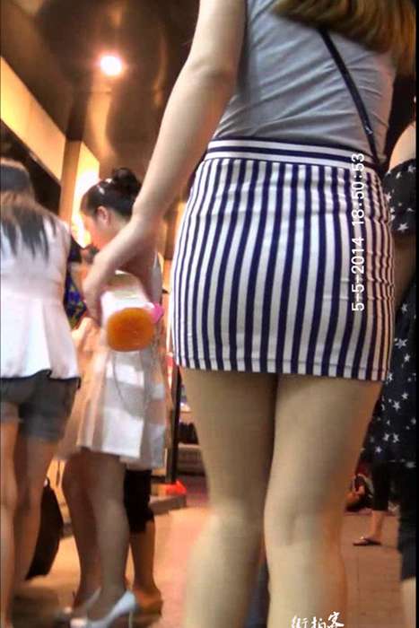 [街拍客视频]jx0396 丰满翘臀条纹包臀裙美腿少妇