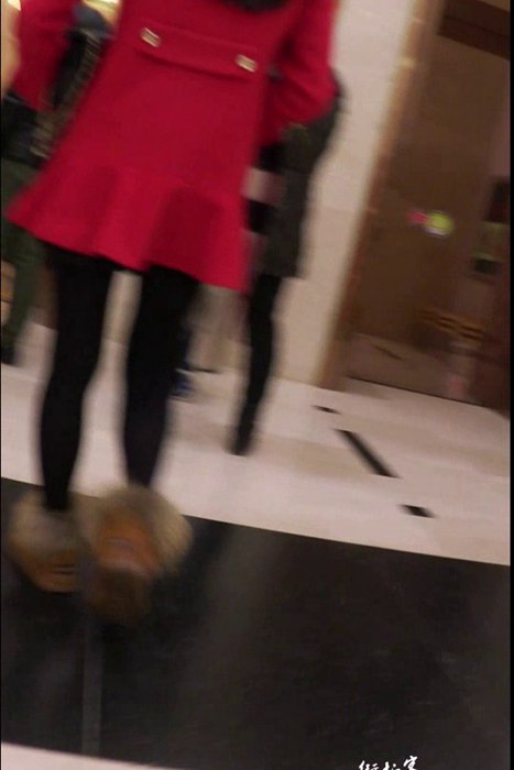 [街拍客视频]jx0543 商场里的红色大衣黑丝美女